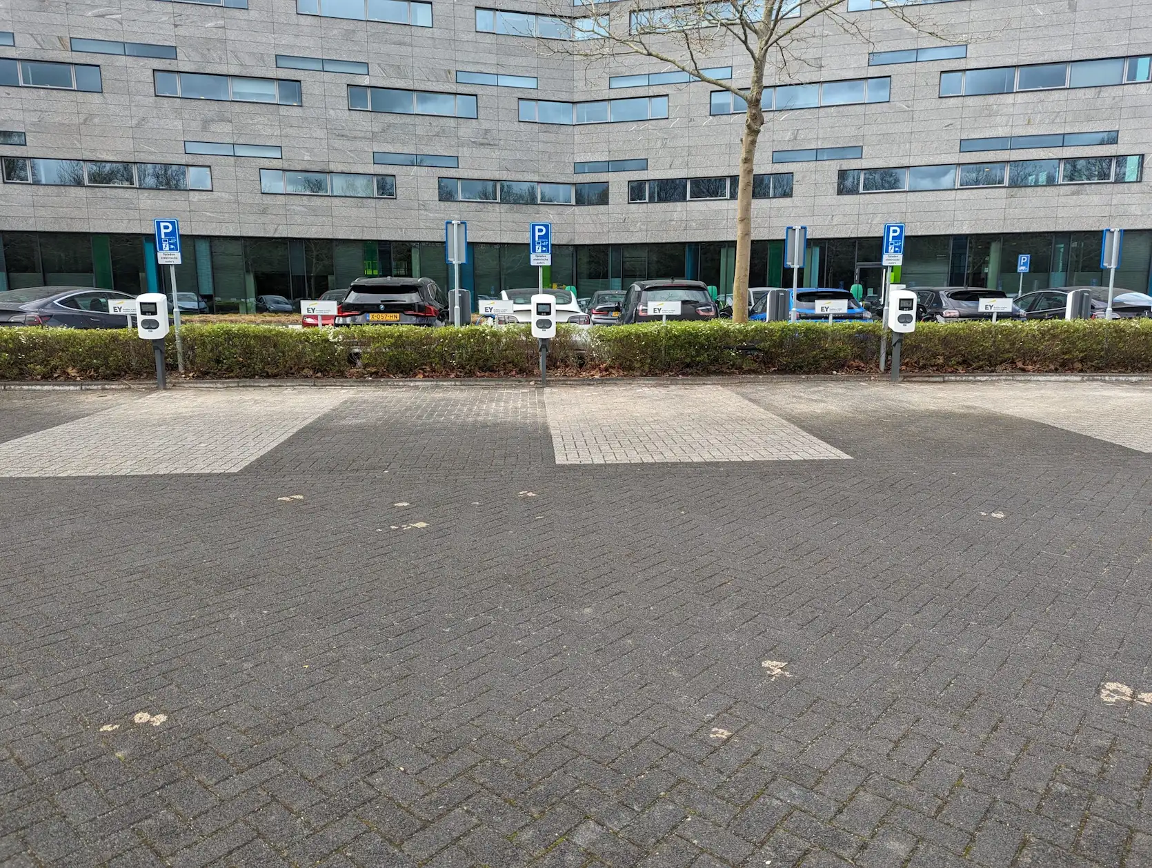 Elektrisch rijden op parkeerplaats