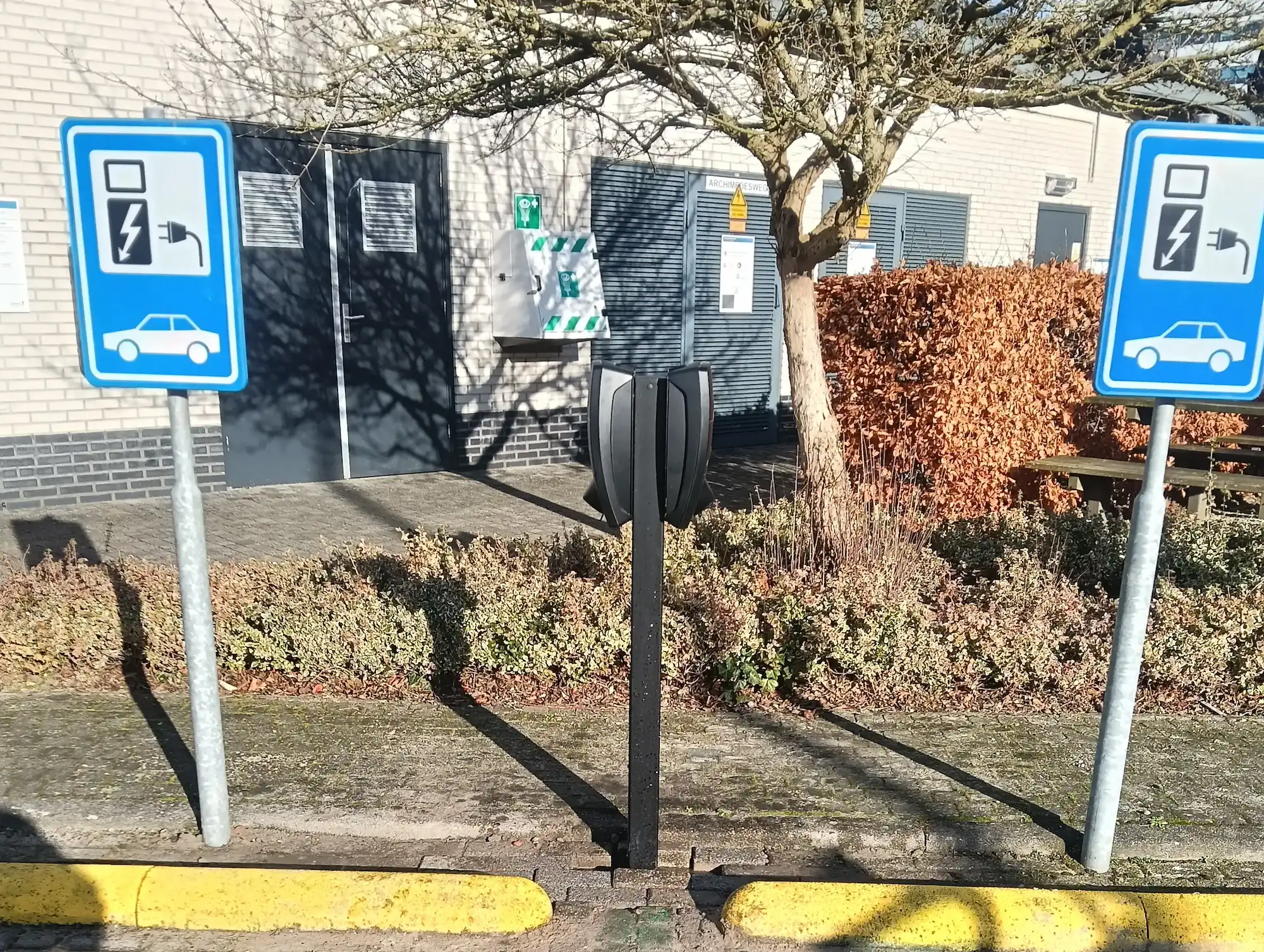 Janssen Vaccines B.V. voorzien van 4 laadstations