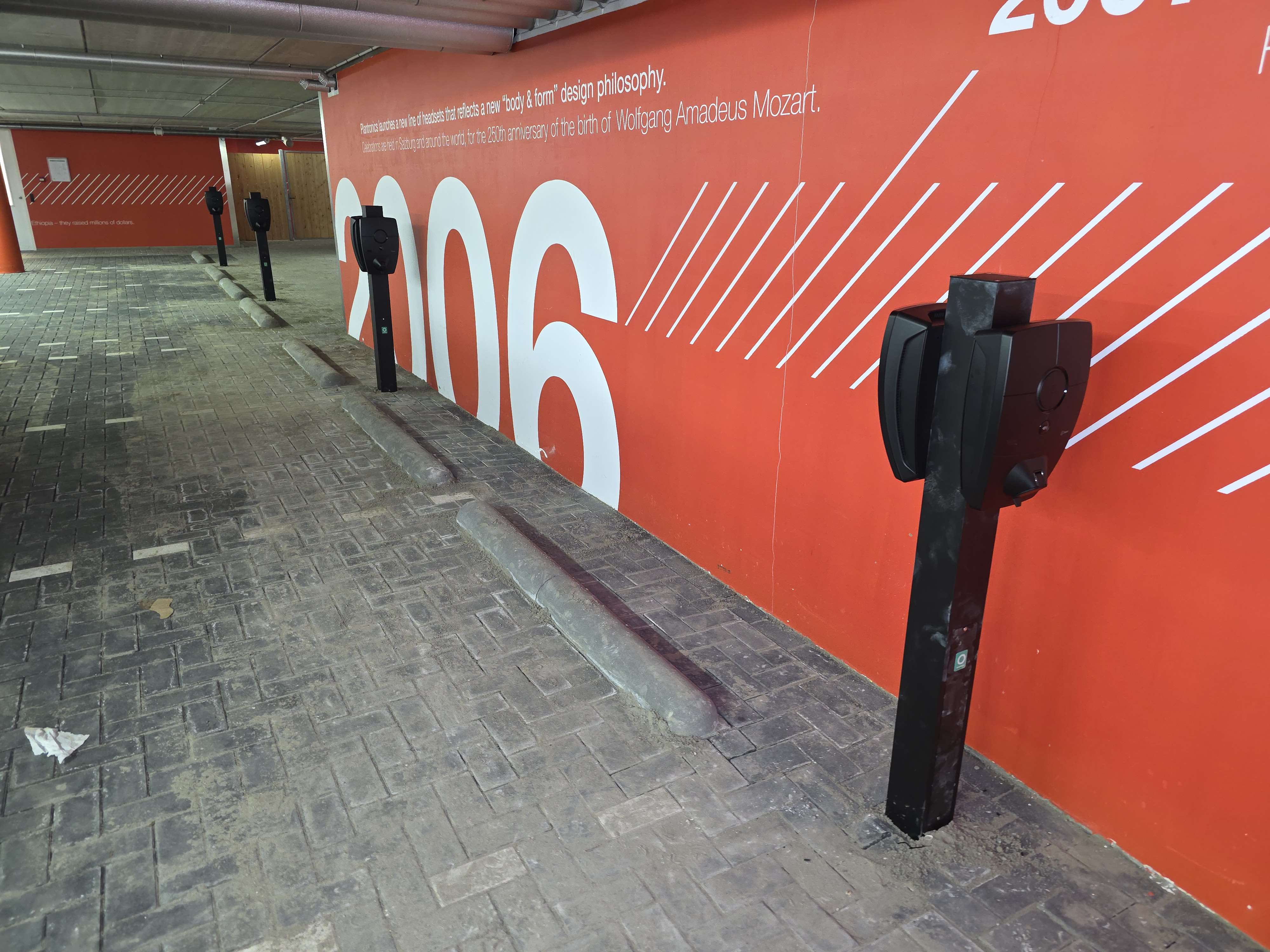 Bedrijfscomplex voorzien van 12 laadpunten + 10 fietsladers