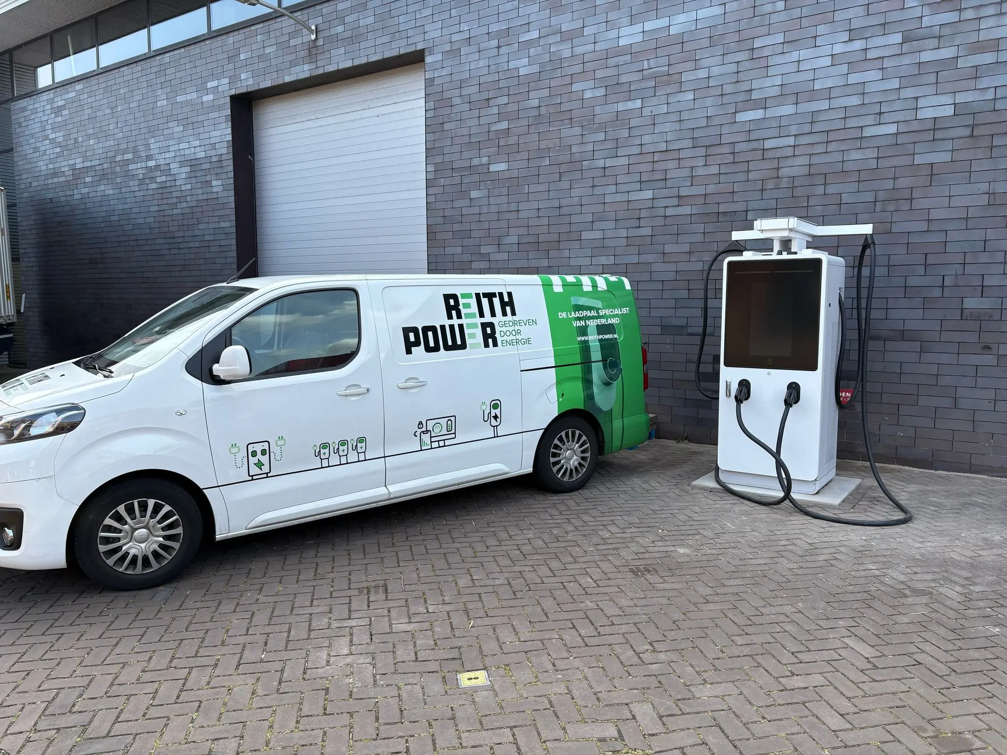 Lagerberg Verhuisgroep voorzien van een 60kW snellader