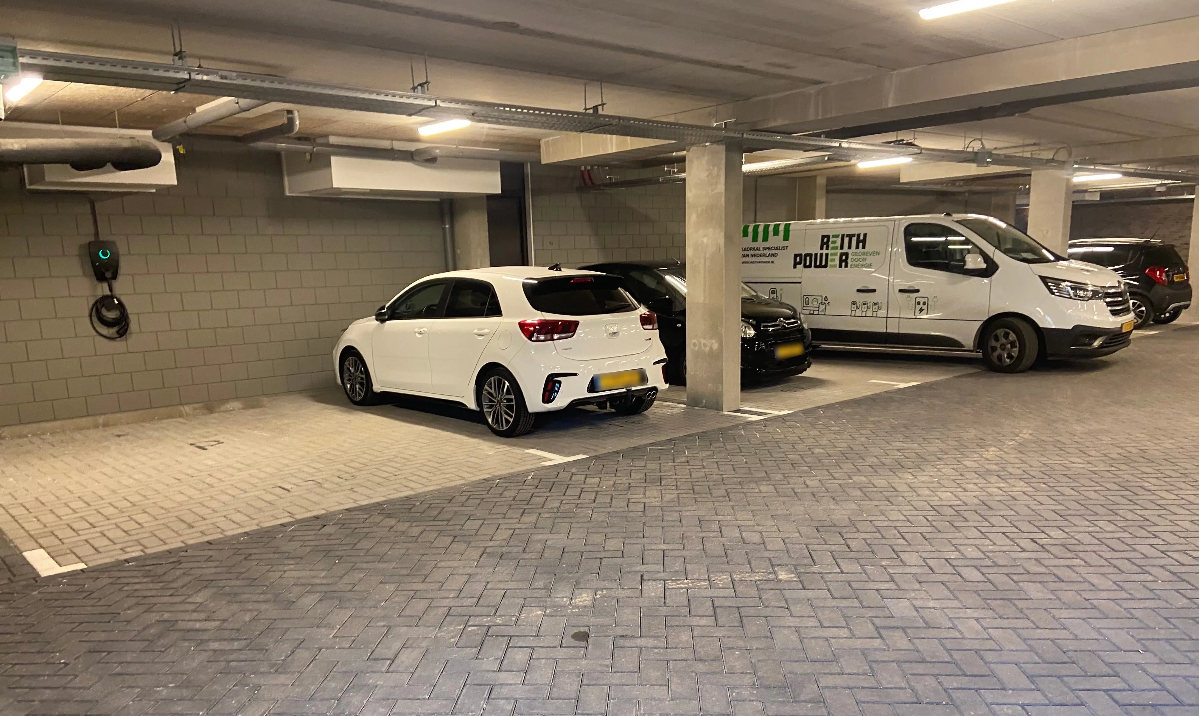Laadpunten in parkeergarage VvE Cruquius