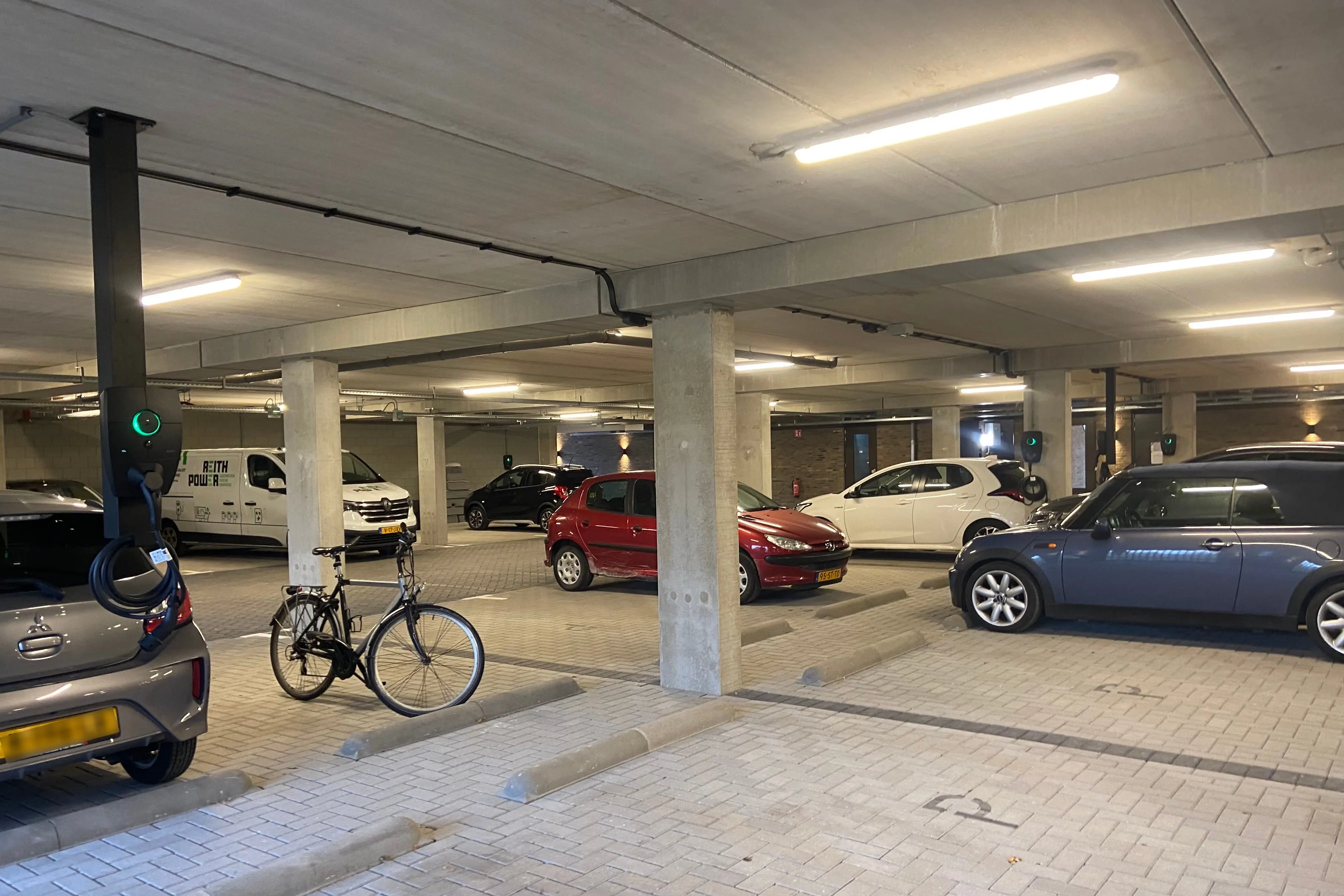 Laadpunten in parkeergarage VvE Cruquius